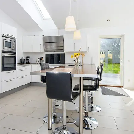 14 Person In Grenaa-by Traum