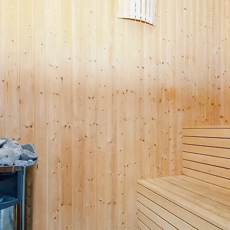 14 Person In Grenaa-by Traum