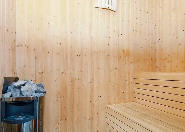 14 Person In Grenaa-by Traum